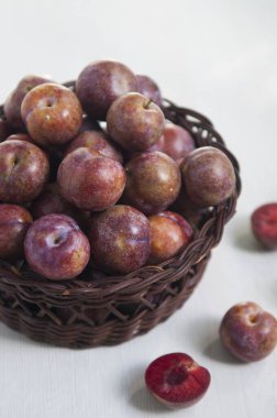 Taze erikler sepette