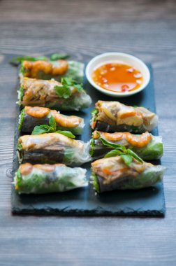 Vietnam usulü taze börek, karides, sebze ve sos.
