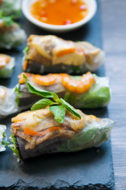 Vietnam usulü taze börek, karides, sebze ve sos.