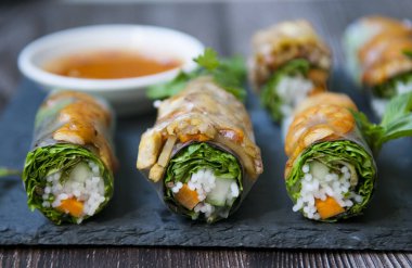 Vietnam usulü taze börek, karides, sebze ve sos.