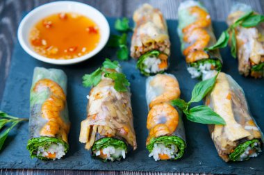 Vietnam usulü taze börek, karides, sebze ve sos.