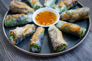 Vietnam usulü taze börek, karides, sebze ve sos.