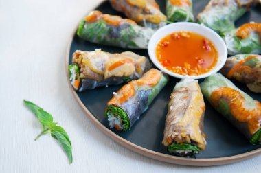 Vietnam usulü taze börek, karides, sebze ve sos.