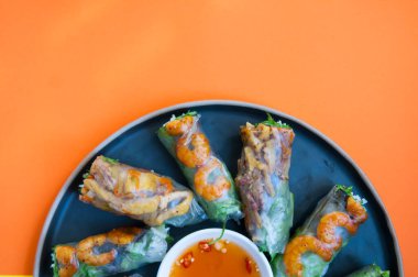 Vietnam usulü taze börek, karides, sebze ve sos.