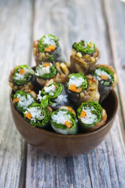 Vietnam usulü taze börek, karides, sebze ve sos.