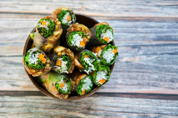 Rollos Frescos Primavera Vietnamitas Con Camarones Verduras Salsas Para Mojar — Foto de Stock