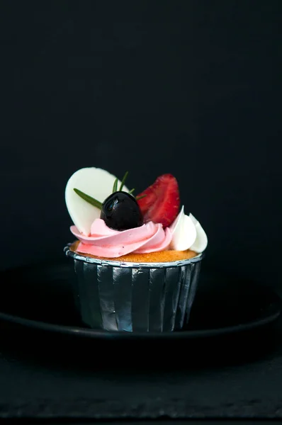 Cupcake Compleanno Gustosi Decorati Con Cioccolato Dolce Fragola Tavolo Legno — Foto Stock