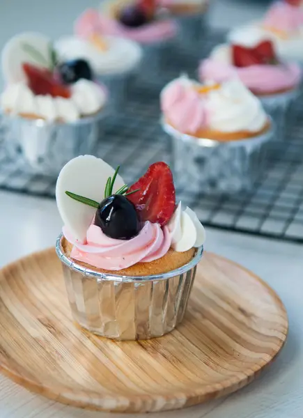 Leckere Geburtstags Cupcakes Mit Süßer Schokolade Erdbeere Auf Einem Holztisch — Stockfoto