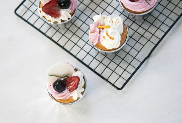 Leckere Geburtstags Cupcakes Mit Süßer Schokolade Erdbeere Auf Einem Holztisch — Stockfoto