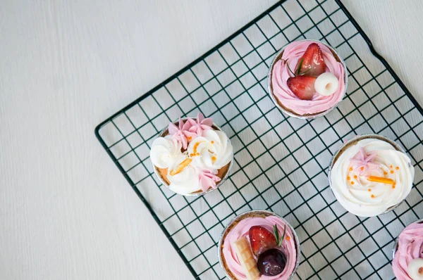 Leckere Geburtstags Cupcakes Mit Süßer Schokolade Erdbeere Auf Einem Holztisch — Stockfoto