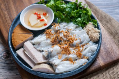 Geleneksel Vietnam yemeği - Banh Cuon, Vietnam usulü haşlanmış balık soslu pilav ve sebze