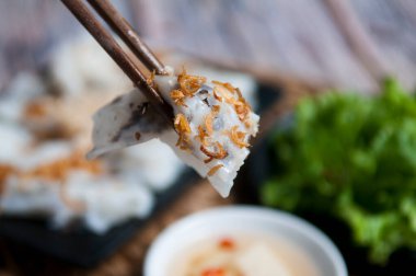 Geleneksel Vietnam yemeği - Banh Cuon, Vietnam usulü haşlanmış balık soslu pilav ve sebze