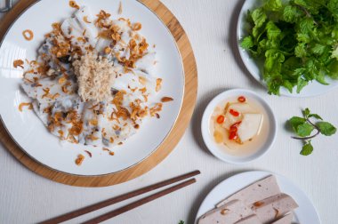 Geleneksel Vietnam yemeği - Banh Cuon, Vietnam usulü haşlanmış balık soslu pilav ve sebze