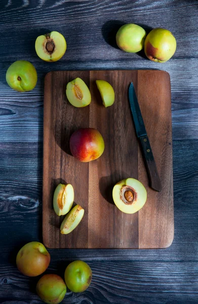 Köstliche Frische Pfirsiche Auf Dem Rustikalen Holztisch — Stockfoto