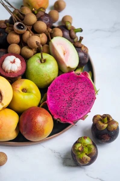Tropické Ovoce Dračí Ovoce Longan Kvajáva Mangosteen Broskve Talíři — Stock fotografie
