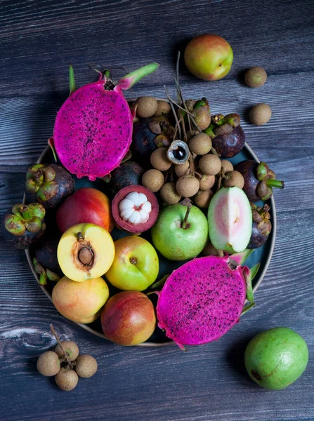 Tropische Früchte Drachenfrucht Longan Guave Mangostan Pfirsiche Auf Einem Teller — Stockfoto