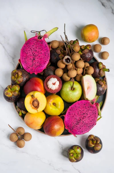 Tropische Früchte Drachenfrucht Longan Guave Mangostan Pfirsiche Auf Einem Teller — Stockfoto