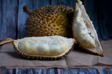 Ahşap zemin üzerinde taze Durian meyvesi