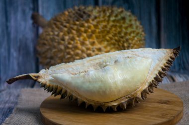 Ahşap zemin üzerinde taze Durian meyvesi