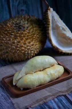 Ahşap zemin üzerinde taze Durian meyvesi