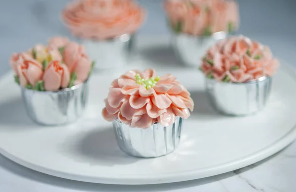 Red Velvet Cupcakes White Table Pink Buttercream — Stock Photo, Image