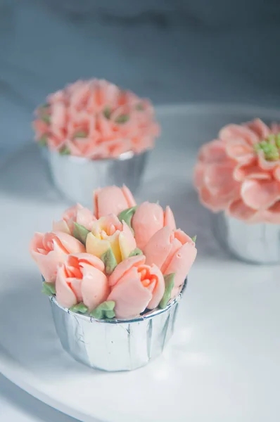 Red Velvet Cupcakes White Table Pink Buttercream — Stock Photo, Image