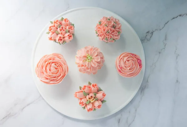 Rote Samt Cupcakes Auf Weißem Tisch Mit Rosa Buttercreme — Stockfoto