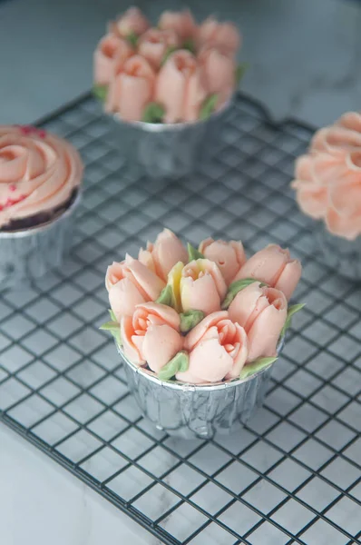 Red Velvet Cupcakes White Table Pink Buttercream — Stock Photo, Image