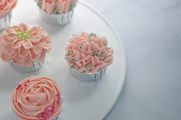 Rote Samt Cupcakes Auf Weißem Tisch Mit Rosa Buttercreme — Stockfoto