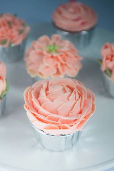 Red Velvet Cupcakes White Table Pink Buttercream — Stock Photo, Image