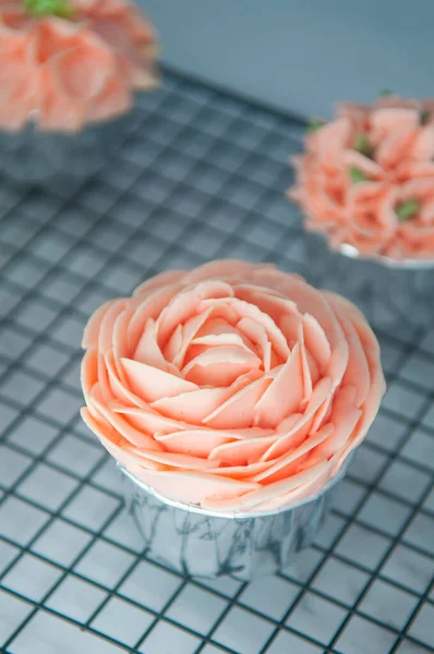 Red Velvet Cupcakes White Table Pink Buttercream — Stock Photo, Image