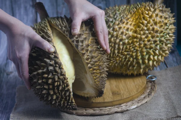 Fruta Durian Fresca Sobre Fondo Madera —  Fotos de Stock