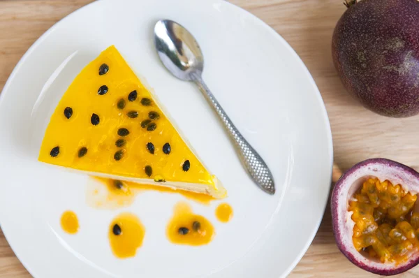 Passion fruit cheesecake — Stock Photo, Image