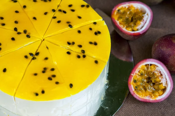 Passion fruit cheesecake — Stock Photo, Image