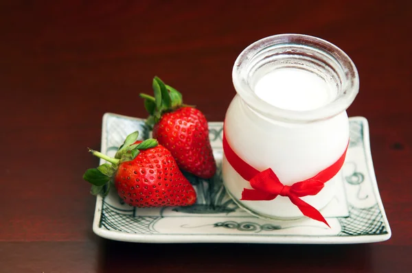 Yogurt con fragole fresche — Foto Stock