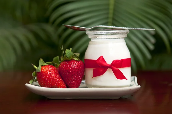 Yogurt con fragole fresche — Foto Stock