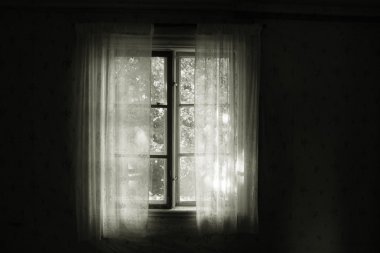 Karanlık bir eski pencere