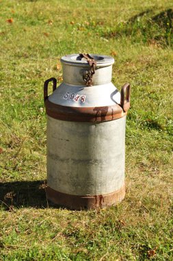 Açık havada duran bir süt kova