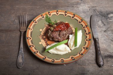 Ev yapımı göğsü ile eski ahşap bir tabak patates püresi ta