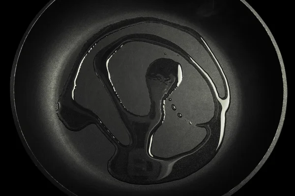 橄榄油对黑煎锅。定了调子 — 图库照片