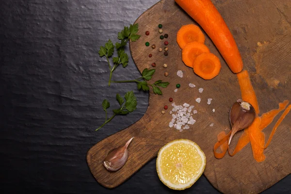 Salz, Pfeffer und Gemüse auf altem Holzgrund — Stockfoto