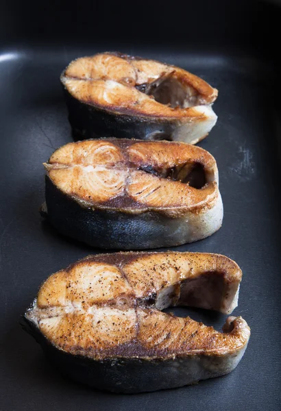 Thunfisch mit auf schwarzer Pfanne gebratenen Gewürzen. Selektiver Fokus — Stockfoto