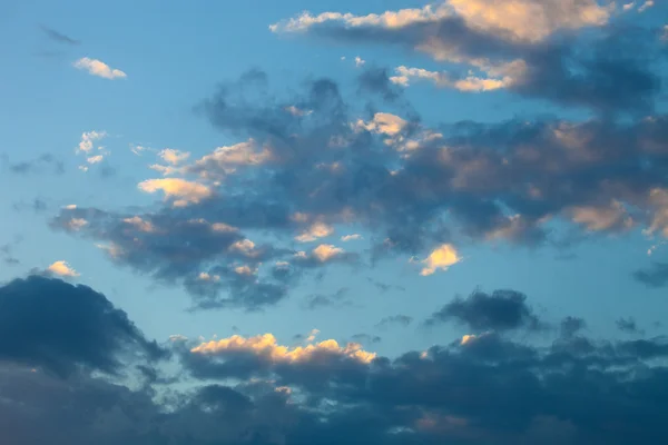 Felhők az égen, a napnyugta időpontja — Stock Fotó