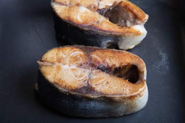 Ton balığı baharatlar ile siyah pan kızarmış. Seçici odak