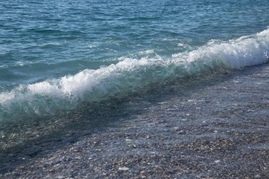 Dalga deniz çakıl kıyısında. Seçici odak