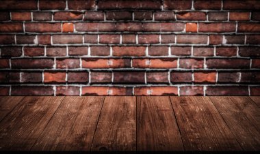 Eski kırmızı tuğla duvar. Arka plan. Koyu ahşap gangwa görüntülemek