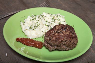 Ev yapımı göğsü ile eski ahşap bir tabak patates püresi ta