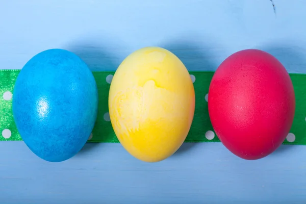 Oeufs de Pâques sur fond bleu — Photo