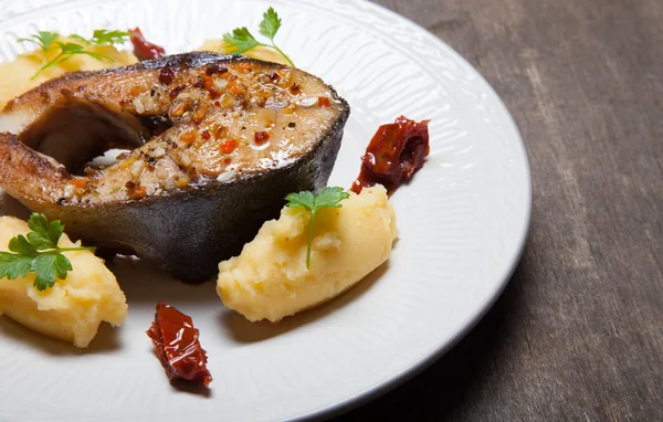 Stekt tunfisk med potetmos, tørket tomat og persille på – stockfoto