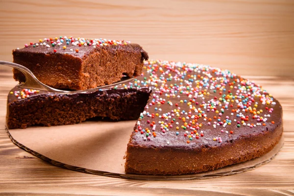 Hausgemachter Schokoladenkuchen auf hölzernem Hintergrund. Selektiver Fokus. Nein. — Stockfoto